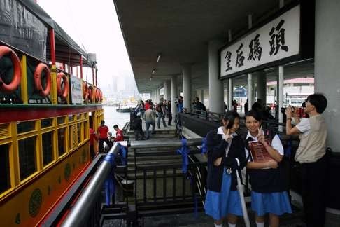 A tour boat berths at Queen's Pier a day before it was closed for removal in 2006. Photo: Robert Ng