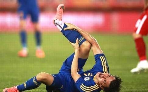 Kazakhstan’s Ulan is in agony after breaking his ankle. Photo: Sinasport