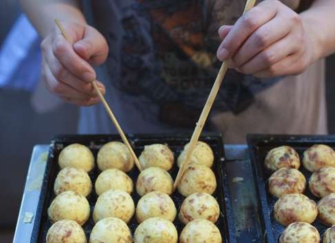 Kitty Yeung makes takoyaki at her stall in Tuen Mun. Photo: May Tse.
