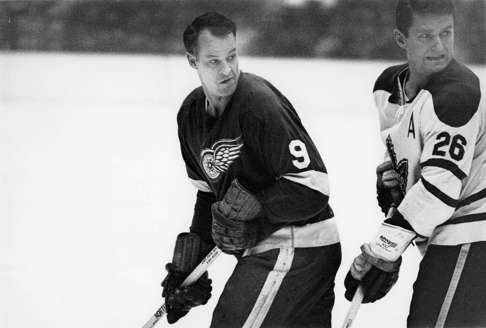 Detroit Red Wings' Gordie Howe (left) in action against the Toronto Maple Leafs' Allan Stanley. Photo: Reuters