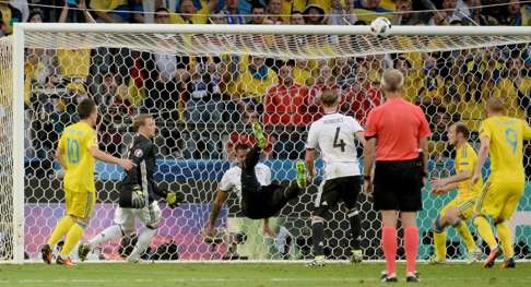 Germany's defender Jerome Boateng (C) kicks the ball from his goal line AFP PHOTO / FRANCOIS LO PRESTI