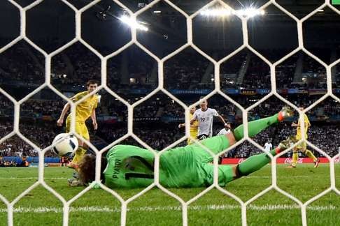 Ukraine's goalkeeper Andriy Pyatov blocks a shot on goal AFP PHOTO / PATRIK STOLLARZ