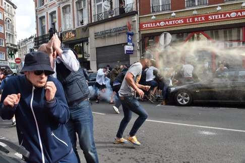 Football fans clash with police officers in central Lille, on June 15, 2016, on the sideline of the Euro 2016 European football championships. / AFP PHOTO / PHILIPPE HUGUEN