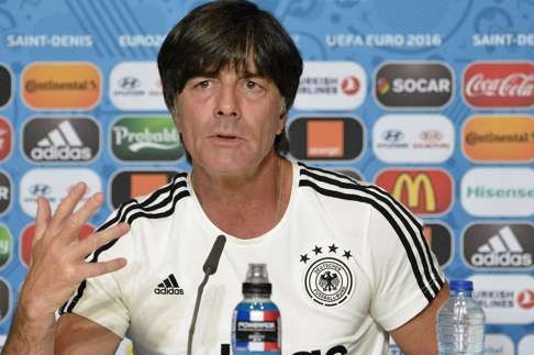 Joachim Loew invites reporters to smell his fingers. Photo: AFP