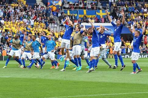 Italy's players celebrate AFP PHOTO / VINCENZO PINTO