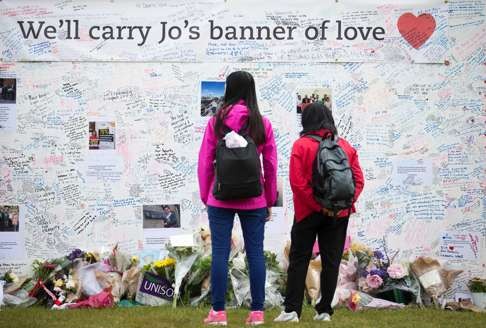 People visit a memorial to murdered Labour MP Jo Cox outside the Houses of Parliament in London on June 20, 2016. Photo: AP
