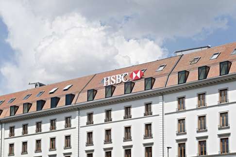 A HSBC logo sits on the rooftop of the building that houses HSBC Holdings private banking unit in Geneva, Switzerland on June 8, 2016. Photo: Bloomberg