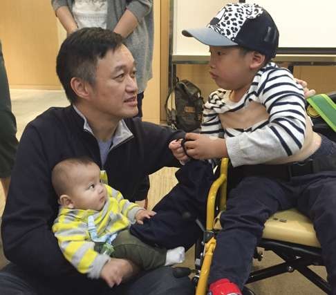 Dr John Ngan with two patients at Suzhou Children’s Hospital. Ngan has offered medical and surgical help to babies in the Hills’ care, and organises a volunteering group for doctors called MedArt.