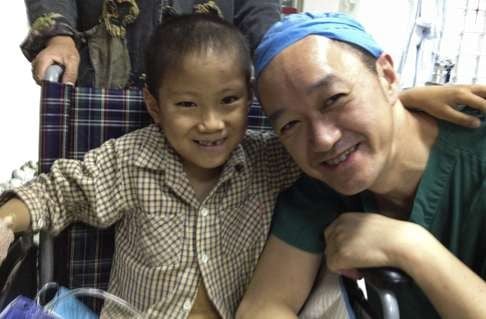 Dr Ngan with a patient at Suzhou Children’s Hospital.