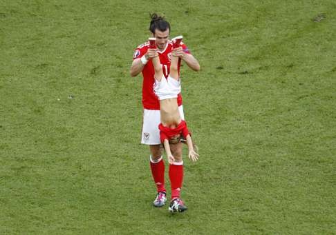 Gareth Bale celebrates with daughter Alba at the end of the match REUTERS/Christian Hartmann Livepic