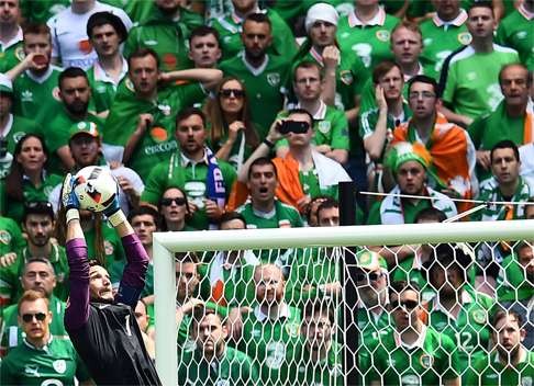 France's goalkeeper Hugo Lloris (L) catches the ball in front of Ireland fans AFP PHOTO / FRANCK FIFE