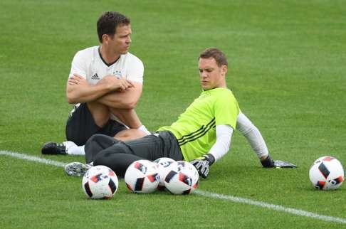 Goalkeeper Manuel Neuer and team manager Oliver Bierhoff. Photo: EPA