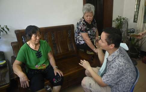 Lin Zuluan’s wife Yang Zhen (left) is interviewed by a mainland newspaper reporter at her home on June 21. Photo: SCMP Pictures