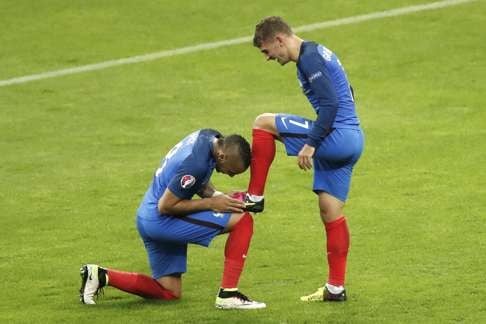 France's Antoine Griezmann (right) celebrates after scoring his side's fourth goal with teammate Dimitri Payet. Photo: AP