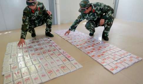 Border police officers display some of the iPhones found aboard a fishing boat travelling from Hong Kong to Shenzhen. Photo: SCMP