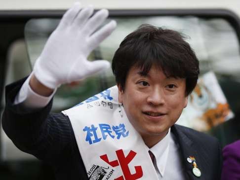 Taiga Ishikawa, the only openly gay candidate running in the general elections, waves to voters during his campaign for the December 14 lower house election, in Tokyo December 12, 2014. Photo: Reuters