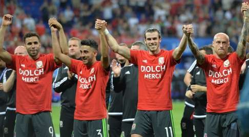 Players of Wales salute their fans. (Xinhua/Tao Xiyi)