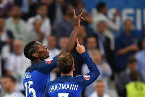 Antoine Griezmann celebrates with Paul Pogba. Photo: AFP