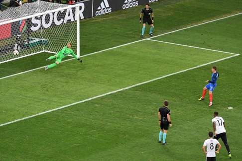 Antoine Griezmann scores a penalty past Manuel Neuer. Photo: AFP