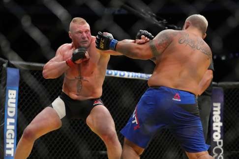 Brock Lesnar punches Mark Hunt (right) during UFC 200. Photo: AFP