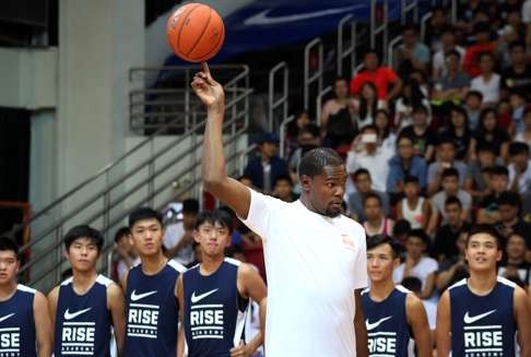 Kevin Durant wows the crowd by spinning the basketball on his finger. Photo: K. Y. Cheng