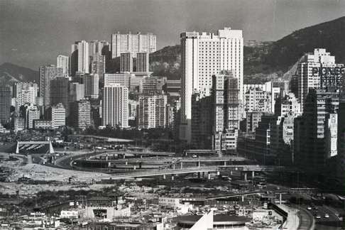 The entrance of the Cross Harbour Tunnel can be seen on the far left. The oval-shaped flyovers are Canal Road East and West. Gloucester Road is on the far right.