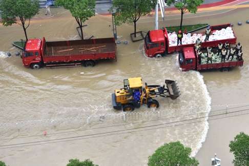 Rescuers try to dump sandbags to prevent floodwaters from flowing into a subway in Wuhan, in Hubei province, earlier this month. Photo: Xinhua