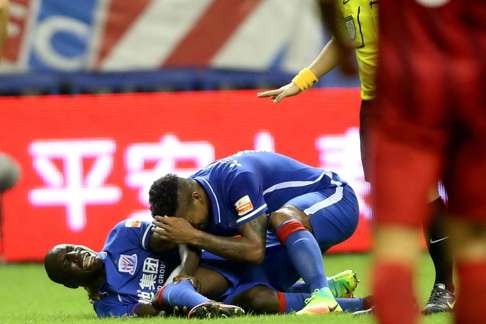 Demba Ba reacting after breaking his left leg against Shanghai SIPG.