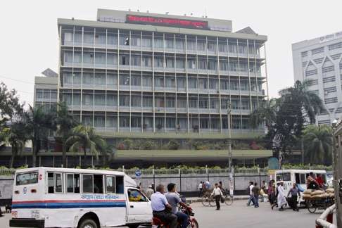 Commuters pass by the front of the Bangladesh central bank building in Dhaka. Some US$81 million heist from Bangladesh’s central bank became public in May. Photo: Reuters