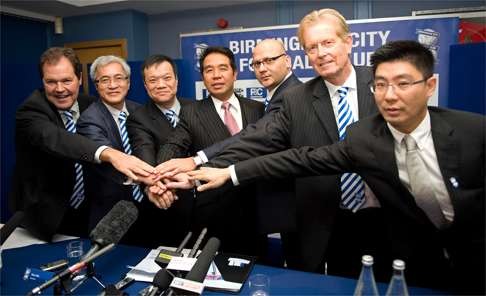 Hong Kong businessman Carson Yeung (fourth from left) poses with the Birmingham City football club Board of Directors on October 15, 2009. Photo: AFP