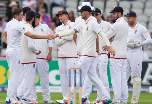 England's Chris Woakes (left) is congratulated after taking the wicket of Pakistan's Misbah-ul-Haq.