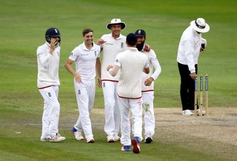 England players celebrate winning the second test cricket match against Pakistan. Photo: AP