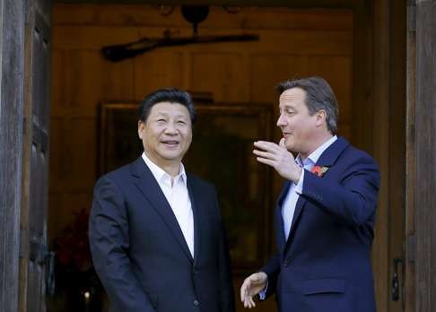 Britain's prime minister David Cameron (right) welcomes Chinese president Xi Jinping to his official residence at Chequers, England, in October 2015. Photo: Reuters