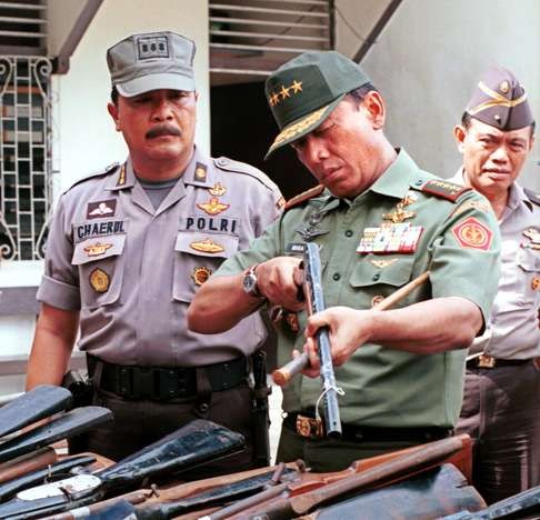 General Wiranto, then chief of the Indonesian Armed Forces General in 1999 inspects one of many homemade weapons confiscated by security forces from ethnic Dayak and Malay tribesmen warring with Madurese settlers on the Indonesian island of Kalimantan. File photo: AFP
