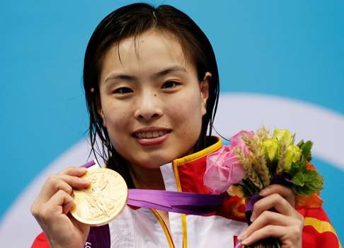 Wu Minxia poses with her gold medal after winning the women's 3m springboard final at the 2012 London Olympic Games. Photo: Reuters