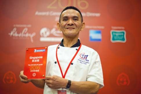 Chan Hon Meng, owner of Hong Kong Soya Sauce Chicken Rice & Noodle hawker stall, poses with his award at the inaugural Michelin Guide Singapore 2016 Awards. Photo: Bloomberg