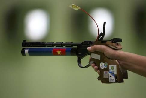 The pistol of Hoang Xuan Vinh of Vietnam in the finals. Photo: Reuters