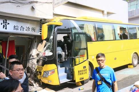 The bus suffered damage and 32 tourists were hurt in the accident in Macau. Photo: Xinhua