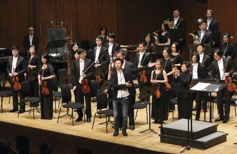 Daniel Lo with the Hong Kong Sinfonietta.