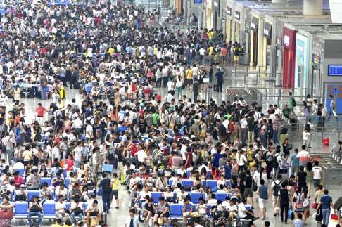 Passengers at the Hongqiao Railway Station in Shanghai. Photo: SCMP Pictures