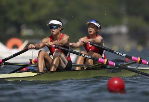 Hong Kong’s Lee Ka-man and Lee Yuen-yin compete in the repechage. Photo: Reuters