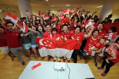 Members of the Singapore Swimming Association Fraternity gather to watch the men's 100m butterfly final at the Singapore OCBC Aquatic Centre. Photo: Xinhua