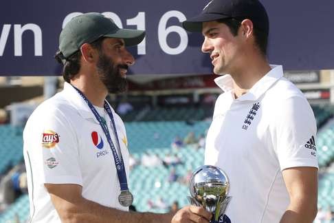 Pakistan's Misbah-ul-Haq and England's Alastair Cook with the trophy after sharing the four-test series. Photo: Reuters