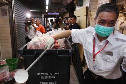 Meat is removed from Sheung Wan market after 319 pigs from Jiangxi province in south-east China had traces of salbutamol and clenbuterol, prohibited drugs used to treat asthma and which also artificially enhance animal growth and leanness. Photo: Nora Tam