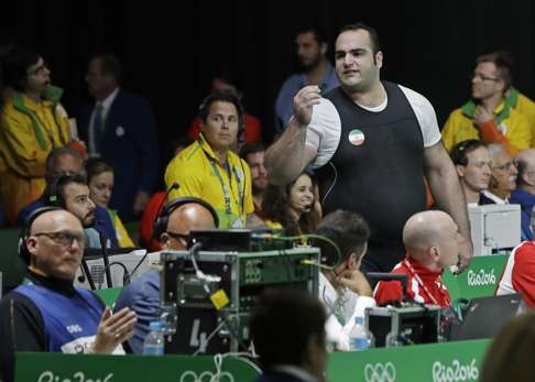 Behdad Salimikordasiabi argues with the judges after all three of Salimikordasiabi’s attempts in the clean and jerk were ruled unsuccessful. Photo: AP