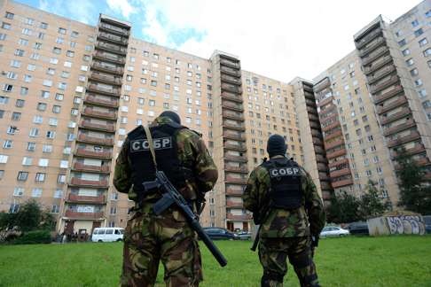 Russian Special forces soldiers block an area as they raided an apartment building in Saint Petersburg in an operation targeting North Caucasus militants. Photo: AFP