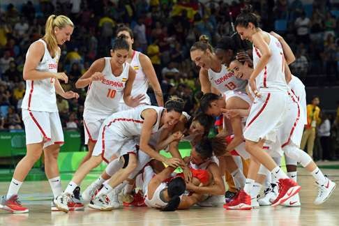 Spain celebrate defeating Serbia. Photo: AFP