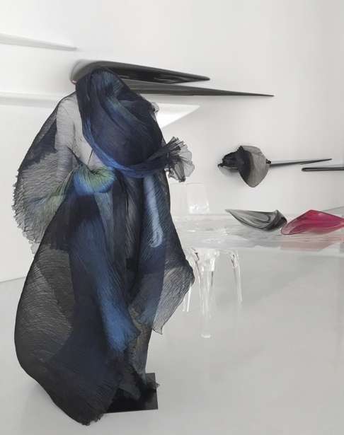 Blue Breeze, a Xiangwangyi scarf that can become a dress, in polyester, silk and pure metals.