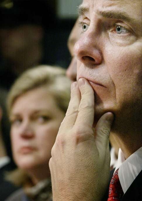 Former Enron CEO Jeffrey Skilling, right, testifies before a Senate Commerce subcommittee as whistleblower Sherron Watkins, looks on February 26, 2002. Photo: Reuters