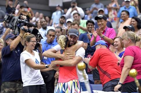 Kerber celebrates with her team after the triumph. Photo: Xinhua